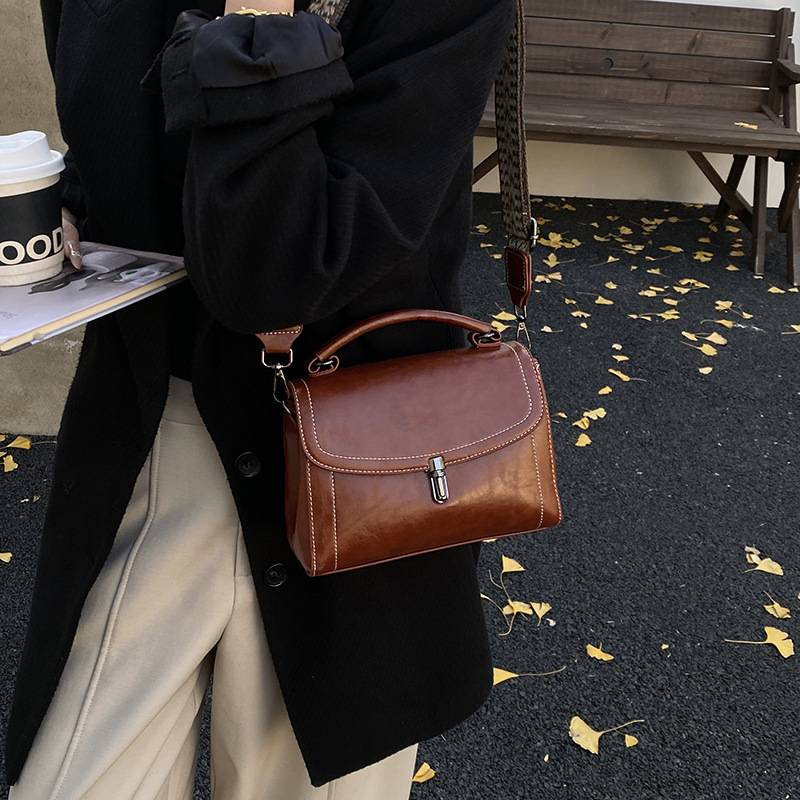 Bagos populares de alta sensación para mujeres 2025, nuevo otoño y invierno retro de banda ancha, bolsos de mano casuales, bolsos de mano.