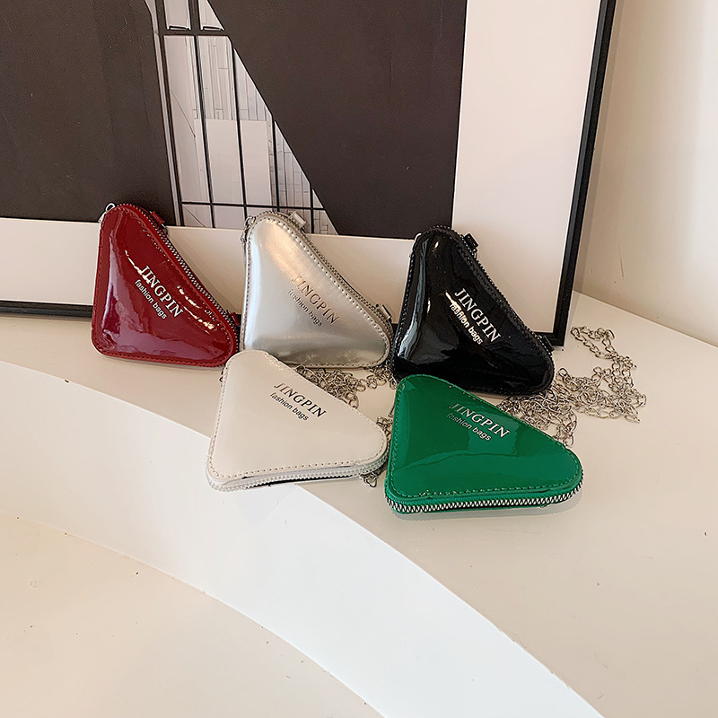 跨境款时尚2024亮面韩国版迷你三角儿童洋气斜跨配饰链条口红包包