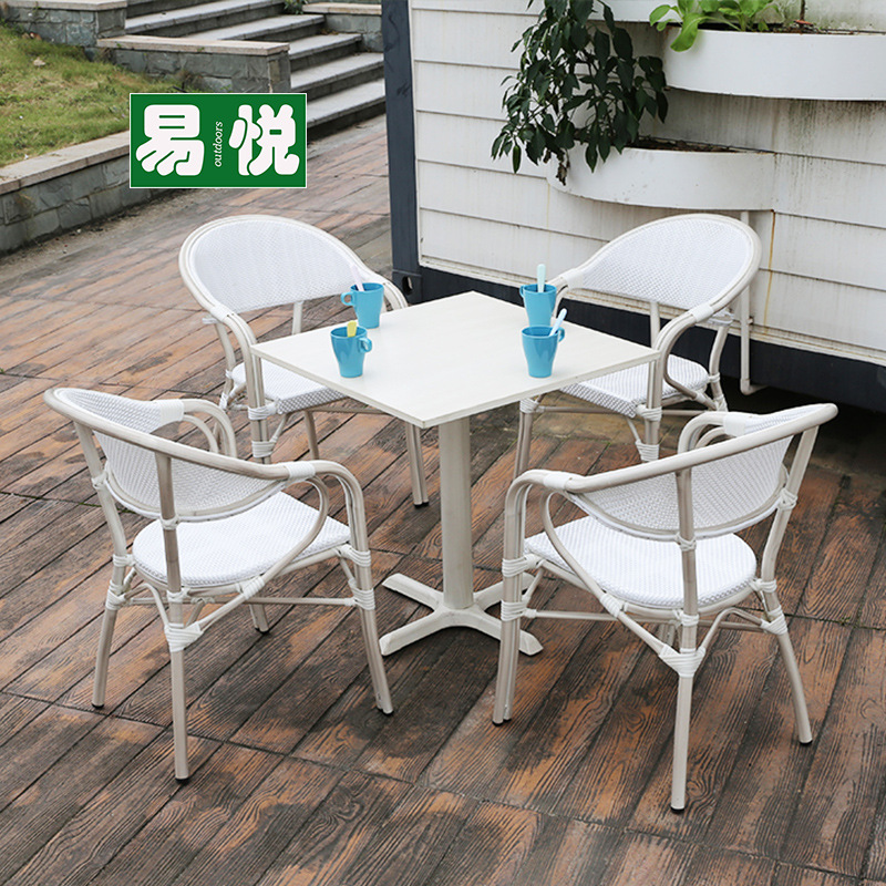 Tienda de té con leche Mesas y sillas al aire libre Sillas de mimbre de ocio de patio Juego de tres y cinco piezas Mesas y sillas exteriores de café Protector solar impermeable blanco