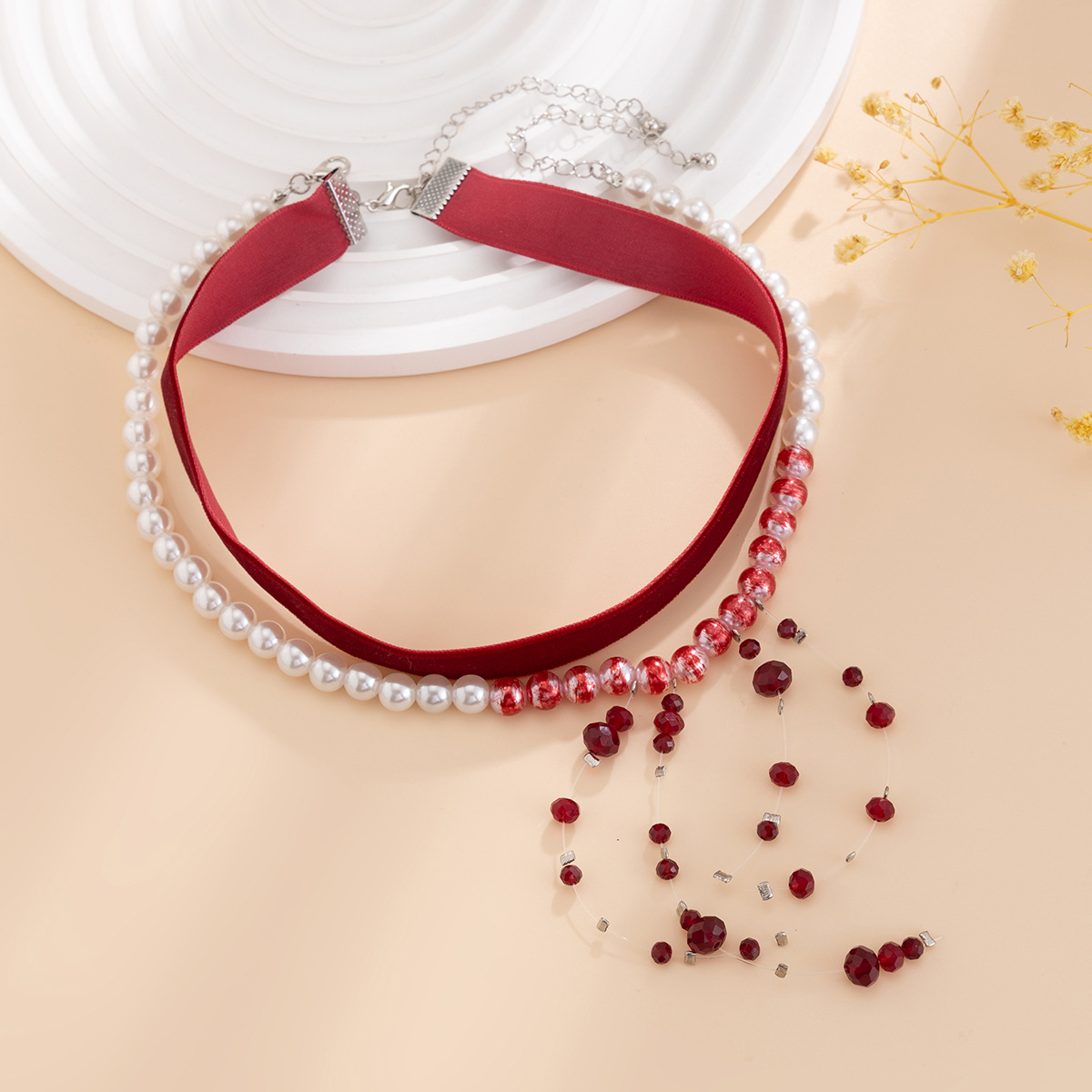 Collier ras de cou gothique en perles avec pendentif goutte_voghion.com