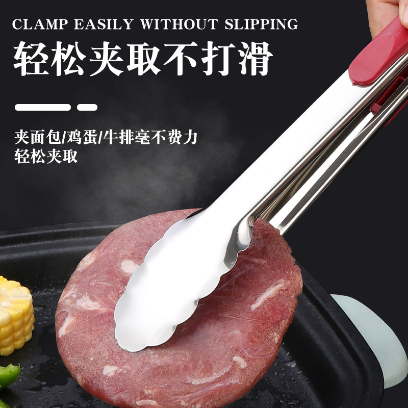ステンレス鋼の厚いビュッフェのパンは食品のバーベキューのクリップのステーキを挟んでレストランを挟みます。|undefined