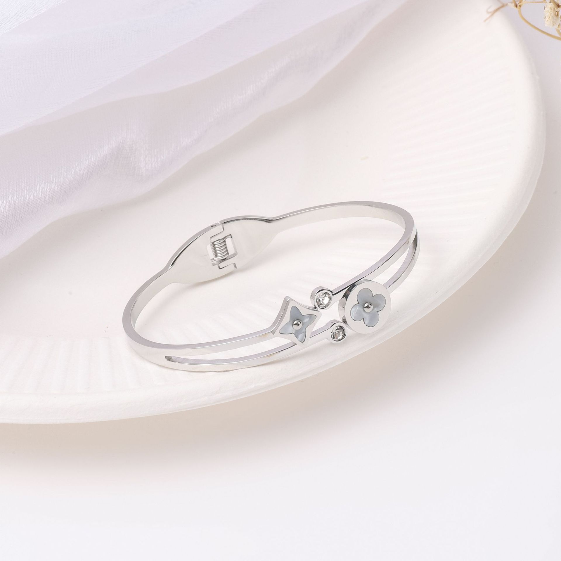 Pulsera de titanio y acero para mujer, diseño moderno y sencillo, pulsera de lujo que no se desvanece, venta al por mayor en stock.