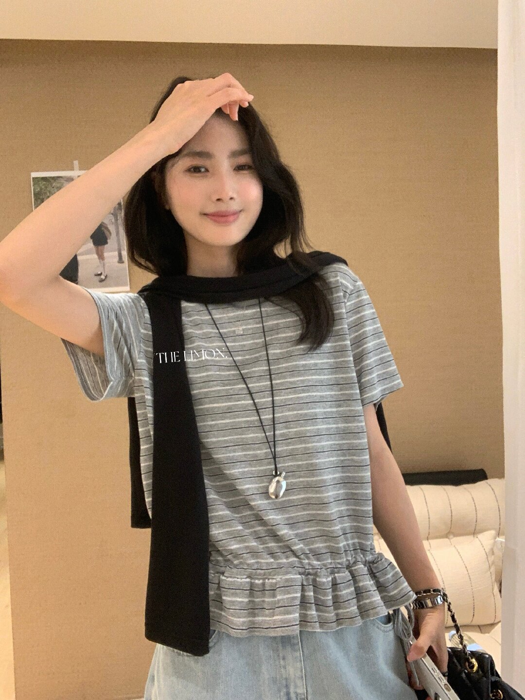 Áo thun nữ tay ngắn cổ tròn sọc kẻ phối bèo nhún, thiết kế eo rút dây thời trang — màu đen, màu trắng chi tiết 23