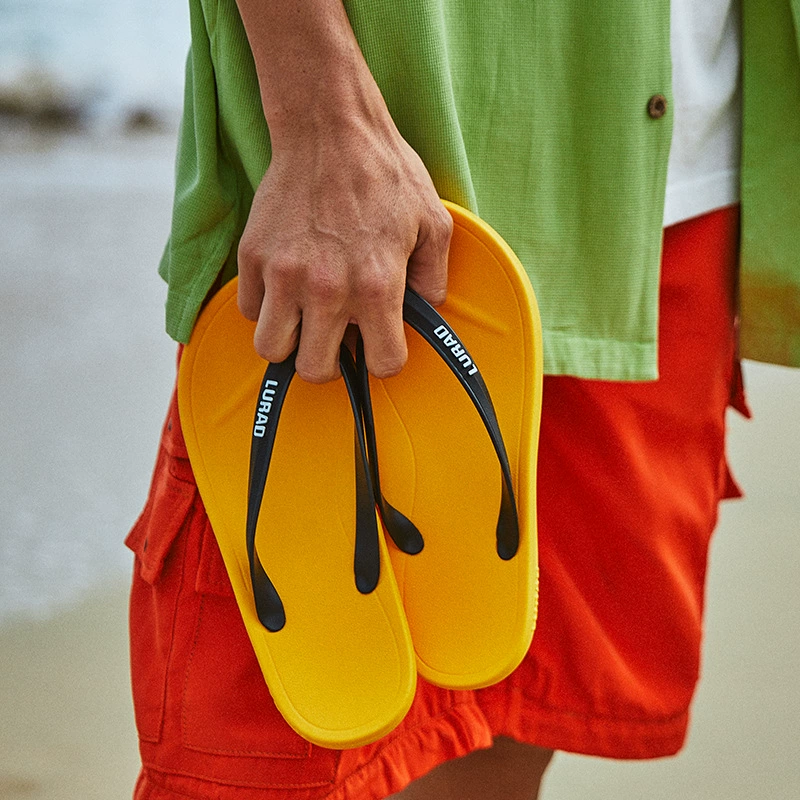 Шлепанцы мужские модные мягкие подошвы нескользящие и износостойкие ножки пляжные тапочки для летнего отдыха