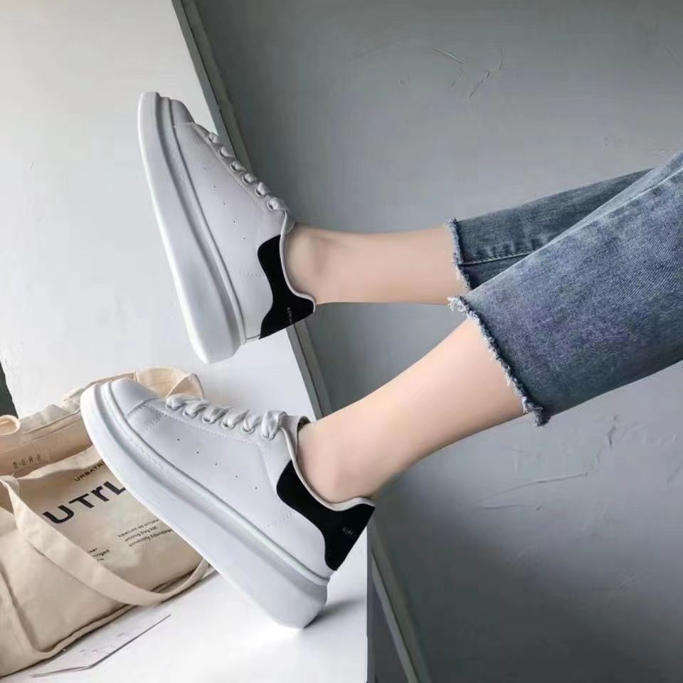 Zapatos blancos para mujeres con suela gruesa y cómodo, zapatos de moda para mujeres con cuero alto, zapatos deportivos casuales transpirables, zapatos de skate para estudiantes.