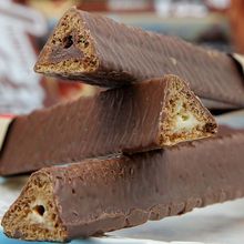 三角巧克力酥醇芙脆角圖層角夾心餅干長條果仁味谷物巧克力棒工廠