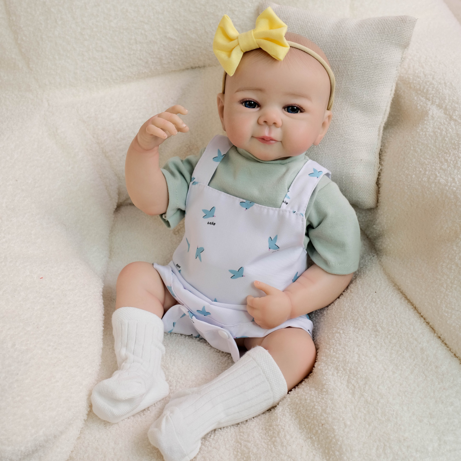 Muñeca de simulación Julietta con overol estampado de 19 pulgadas, ideal como regalo navideño para niños.