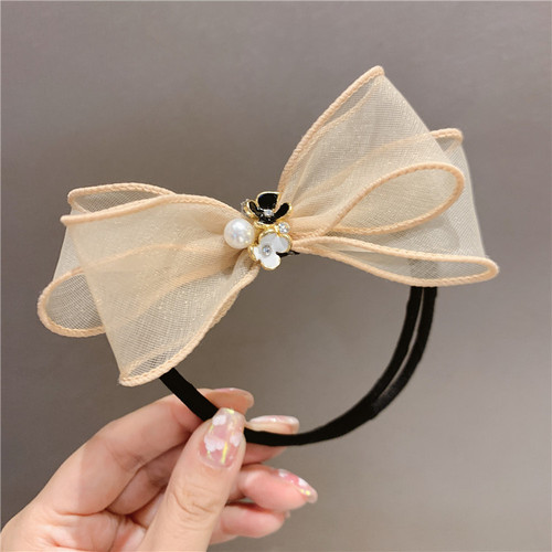 Direct Manufacturer Sale Korean New Style Round Brush Hair Styler Influencer Lazy Person Pearl Accented Diamond Braided Hairstyle Magic Tool for Women