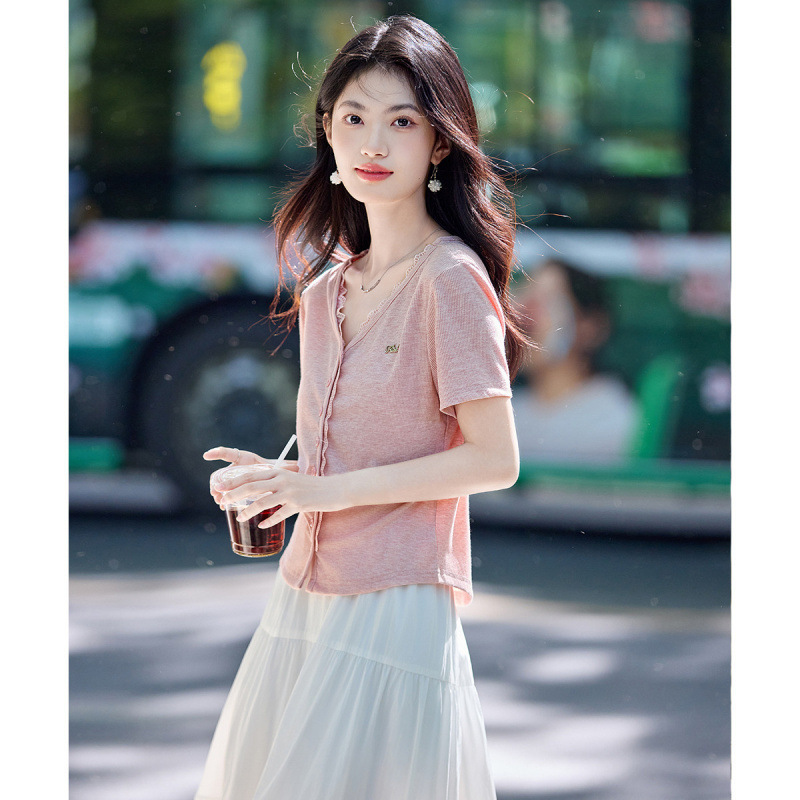 Aurore Style Lace Patchwork Button-Decorated Top, New for Summer 2025, V-Neck Short-Sleeve T-Shirt Aurore Style Lace Patchwork Button-Decorated Top, New for Summer 2025, V-Neck Short-Sleeve T-Shirt