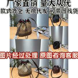 女士休闲时尚抽绳斜跨包潮流束口水桶包2026新款字母潮牌单肩包