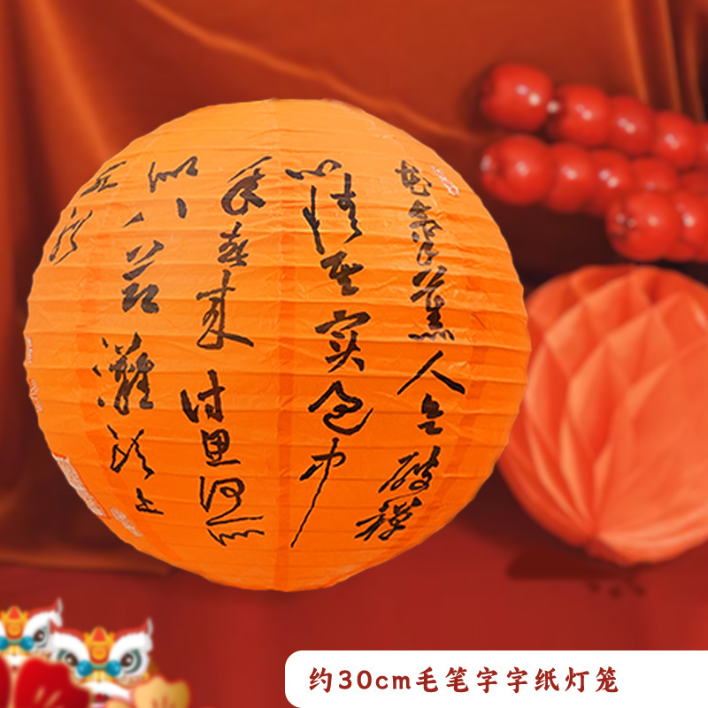 El primer aniversario del bebé decora la escena de la linterna roja, columna de panal, accesorios ceremoniales chinos.