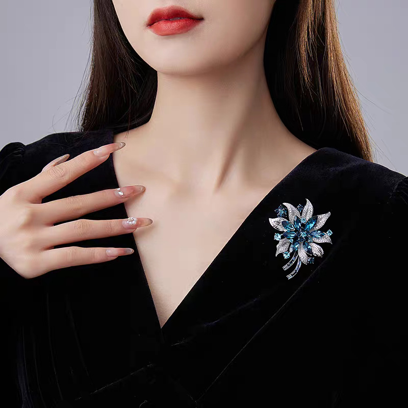 Kristallen broche voor dames rozenbloem speld luxe accessoire_voghion.com