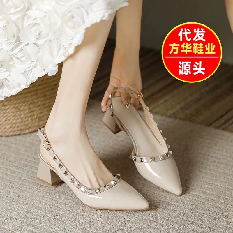 Remaches de color desnudo temperamento de tacones altos 2026 verano nuevo tacones gruesos puntiagudos para usar sandalias vacías de moda