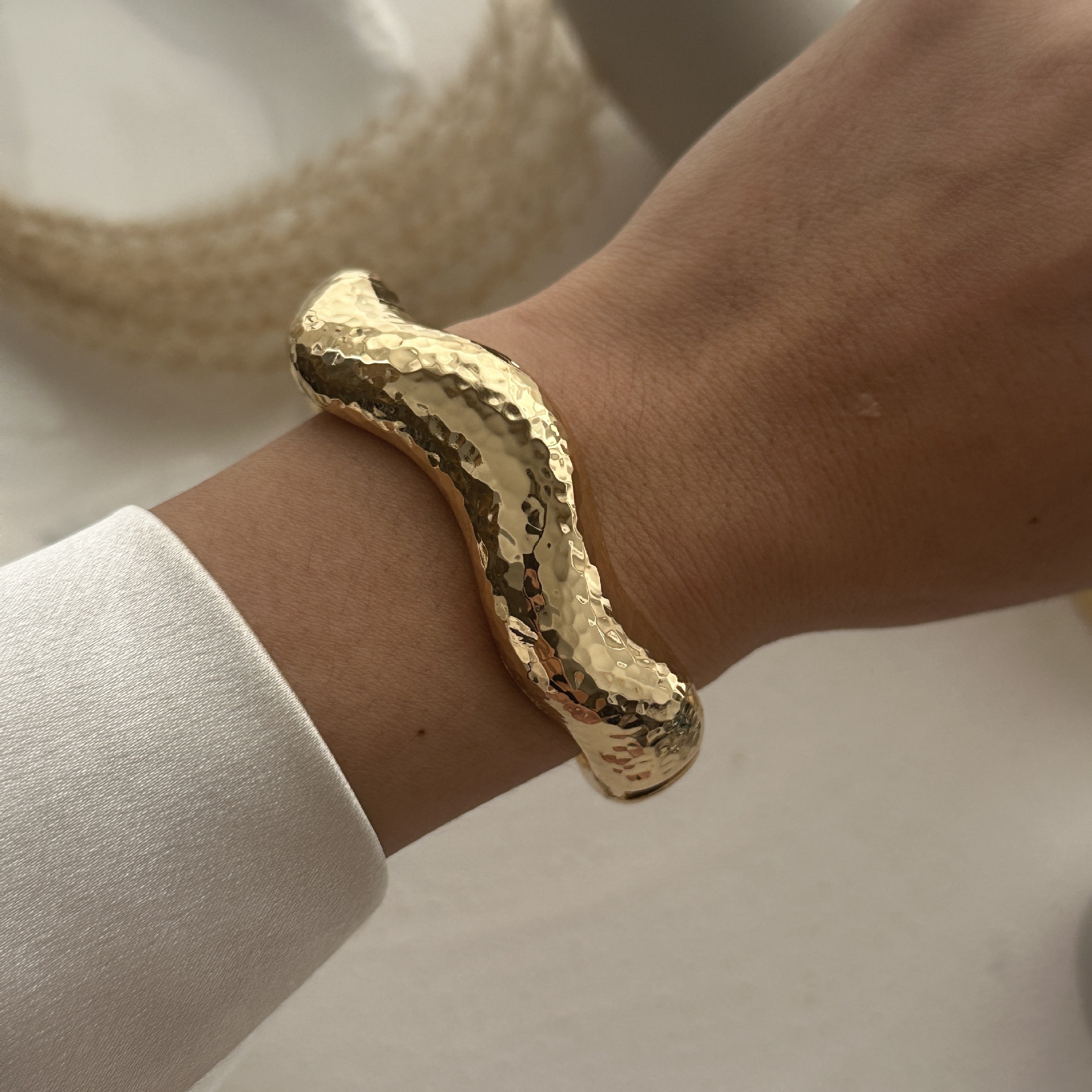 56g Weight Bangle Classification Alloy Chain Material 1 Piece Quantity Daily Occasion Alloy Material Solid Color Pattern Women's Gender Plating Design Exaggerated, Simple Style Style Exaggerated Simple Style Solid Color Alloy Bangles Wholesale 12