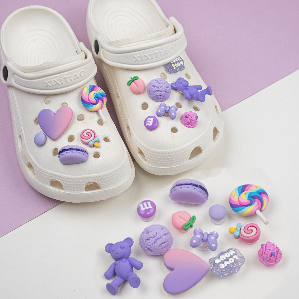 Púrpura colorido agujero zapatos hebilla gradiente en forma de corazón zapatos zapatillas Sandalias hebilla decorativa desmontables dibujos animados novia zapatos flor