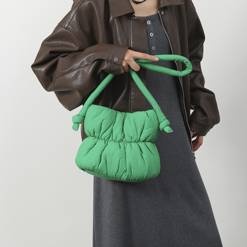 Nicho de diseño bolso de pluma, moda debajo de las axilas bolso de cubo de agua de poliestireno, bolso de algodón de nylon de mujer, bolso de hombro plegado de moda