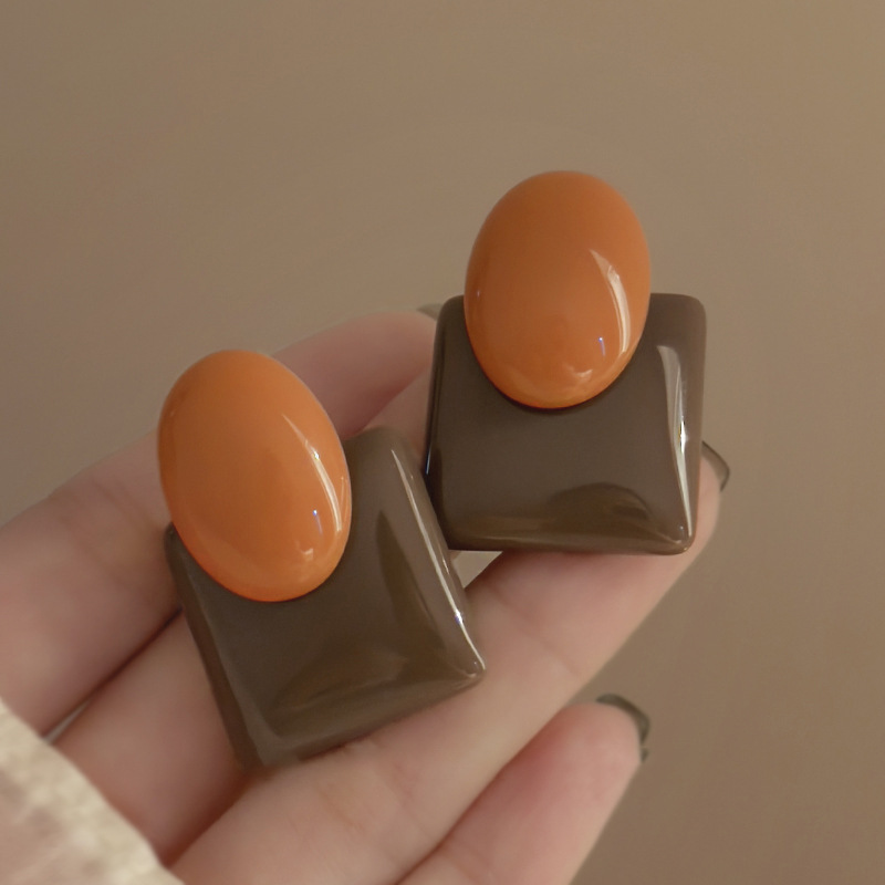 Aguja de plata Estilo de Hong Kong Pendientes de contraste ovalado retro Pendientes creativos de nicho femenino Pendientes de temperamento de moda Lujo ligero Sentido avanzado