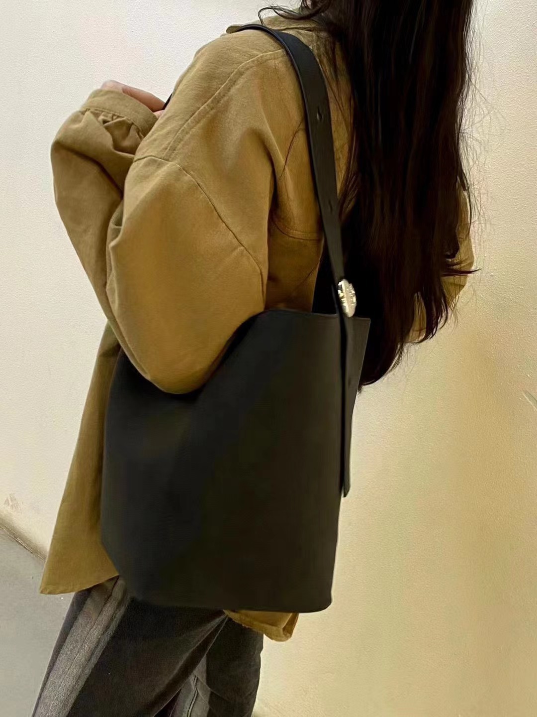 Défilé de mode 2024 nouveau seau minimaliste givré à la mode et polyvalent en daim à une seule épaule grande capacité pour femmes_voghion.com