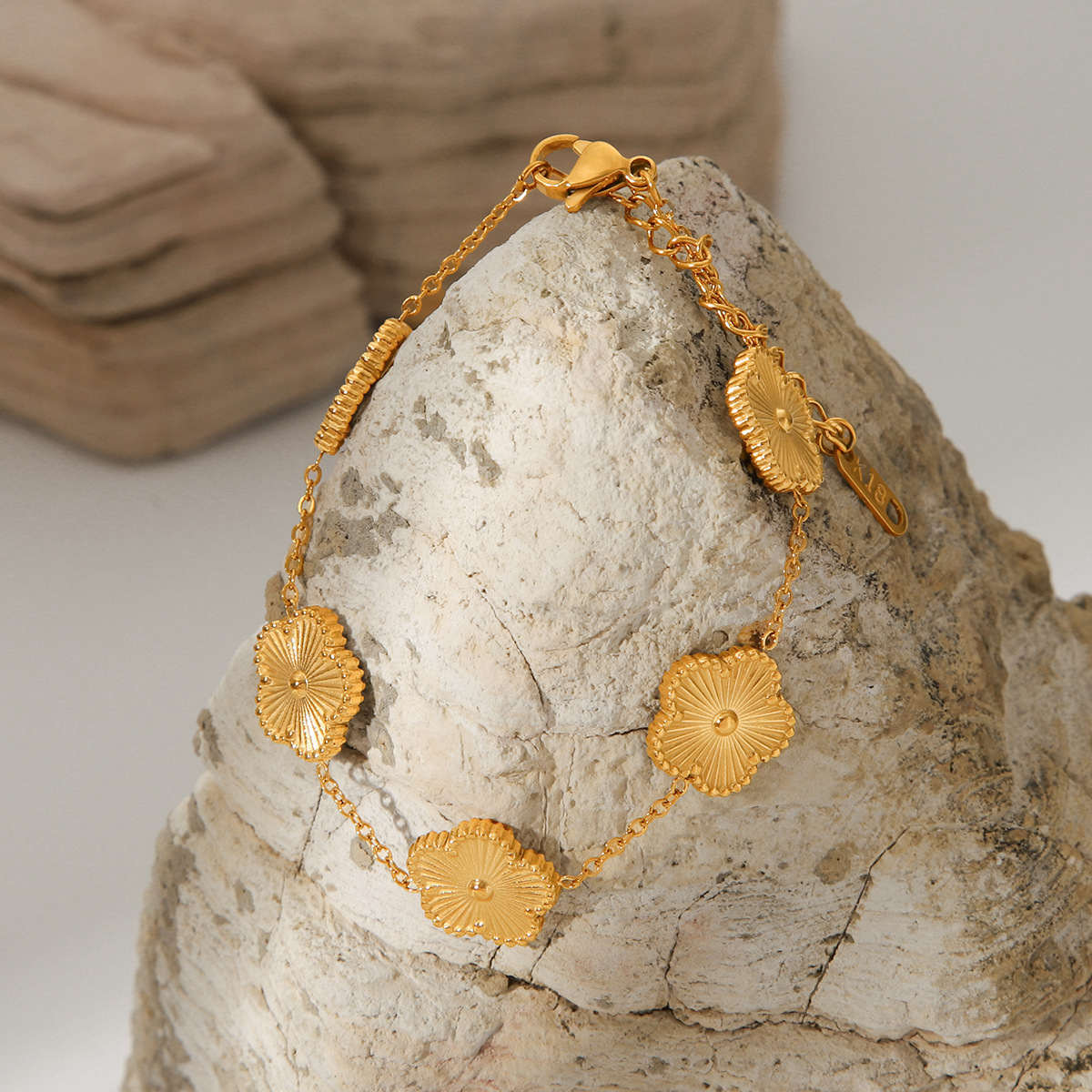 Europa y los Estados Unidos explotaron a través de fronteras, la suerte de cuatro hojas de acero de titanio pulsera dorada doble cara de acero inoxidable de cinco pétalos pulsera de flores joyería