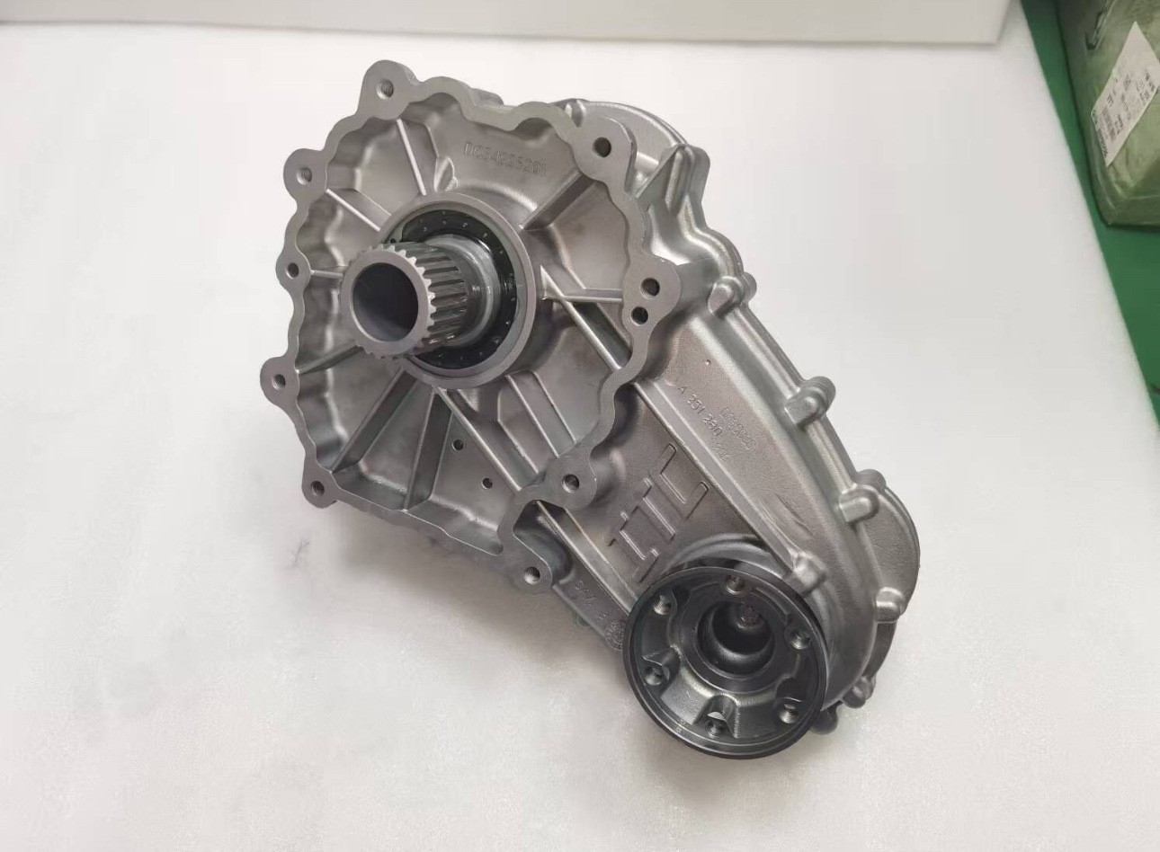 Four-wheel drive vehicle transfer case assembly, original factory aluminum alloy transmission gearbox parts, in-stock transmission transfer case assembly