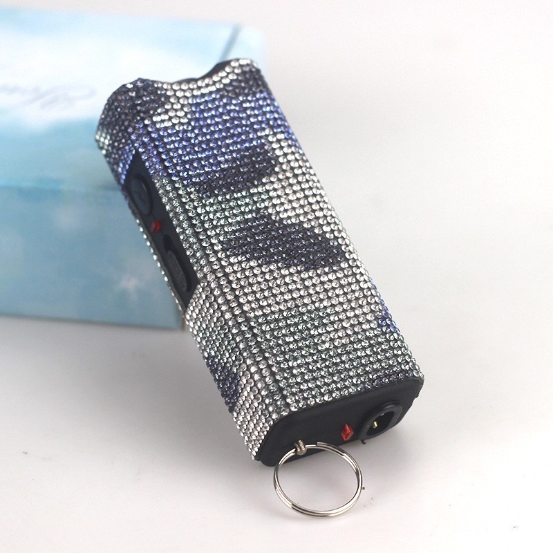 新型爆品女性多機能防身角型に携帯型戦術懐中電灯のキーホルダーを入れて充電します。|undefined