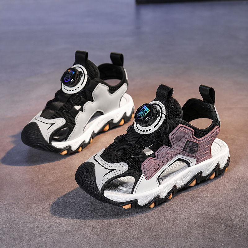 Verano 2025 nuevo estilo sandalias de malla hueca para niños zapatos de playa Baotou botones giratorio sandalias deportivas para niños de suela suave