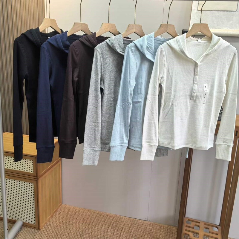 Exquisite ribbed hooded T-shirt! Long-sleeved slim-fit single-breasted casual base shirt, 2026 autumn model 488298 Exquisite ribbed hooded T-shirt! Long-sleeved slim-fit single-breasted casual base shirt, 2026 autumn model 488298
