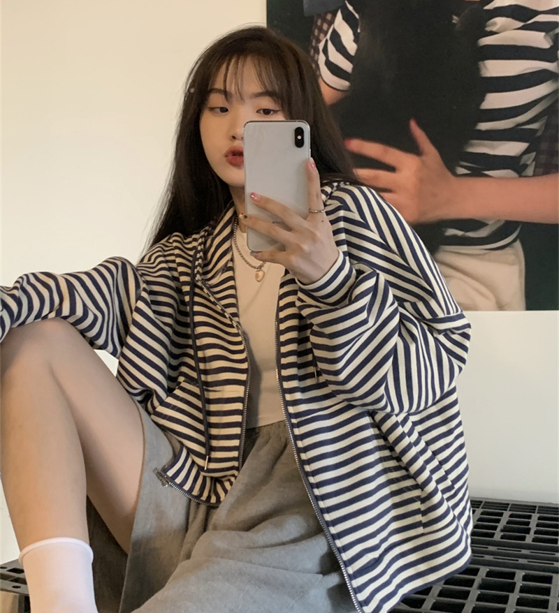 455g Weight Long Sleeve Sleeve Length Zipper Placket Type Polyester Fabric Type Short Top Length Hoodie Tops Type Casual, Daily Occasion Hooded Neckline Regular Fit Fit Type Stripe Pattern Spring, Autumn Season Women's Gender Casual, Streetwear Style Women's Casual Streetwear Stripe Zipper Hoodie 无