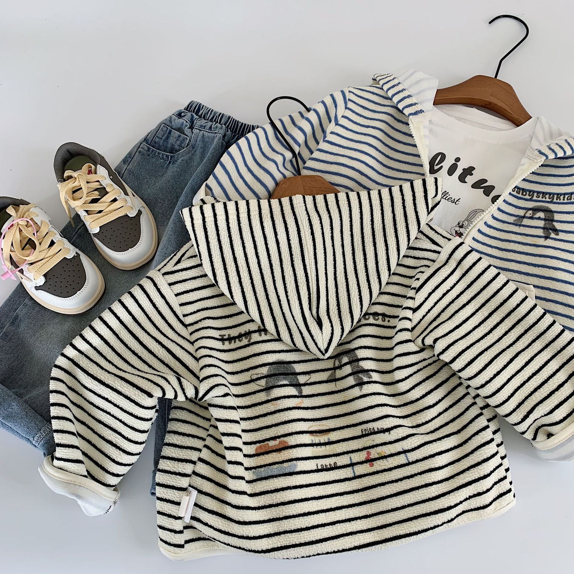 Mai Bao chaqueta infantil otoño 2025 nuevo estilo coreano para hombres y mujeres a rayas cardigan con capuz para niños primavera y otoño moda