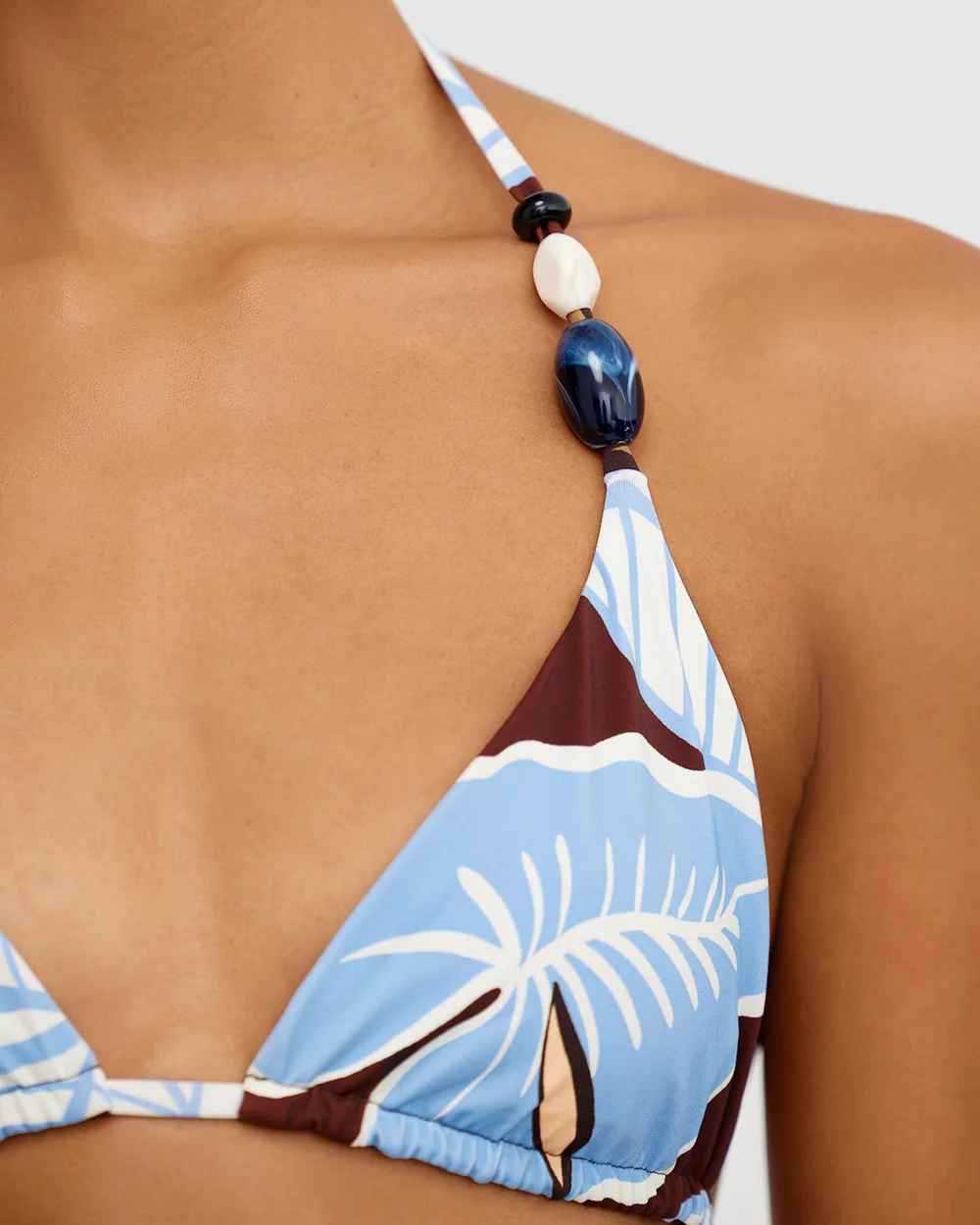 gros plan haut bretelle bijoux - Bikini Brésilien Floral Bleu Marron – Maillot de Bain Sexy et Confortable - Couleurs Lagon