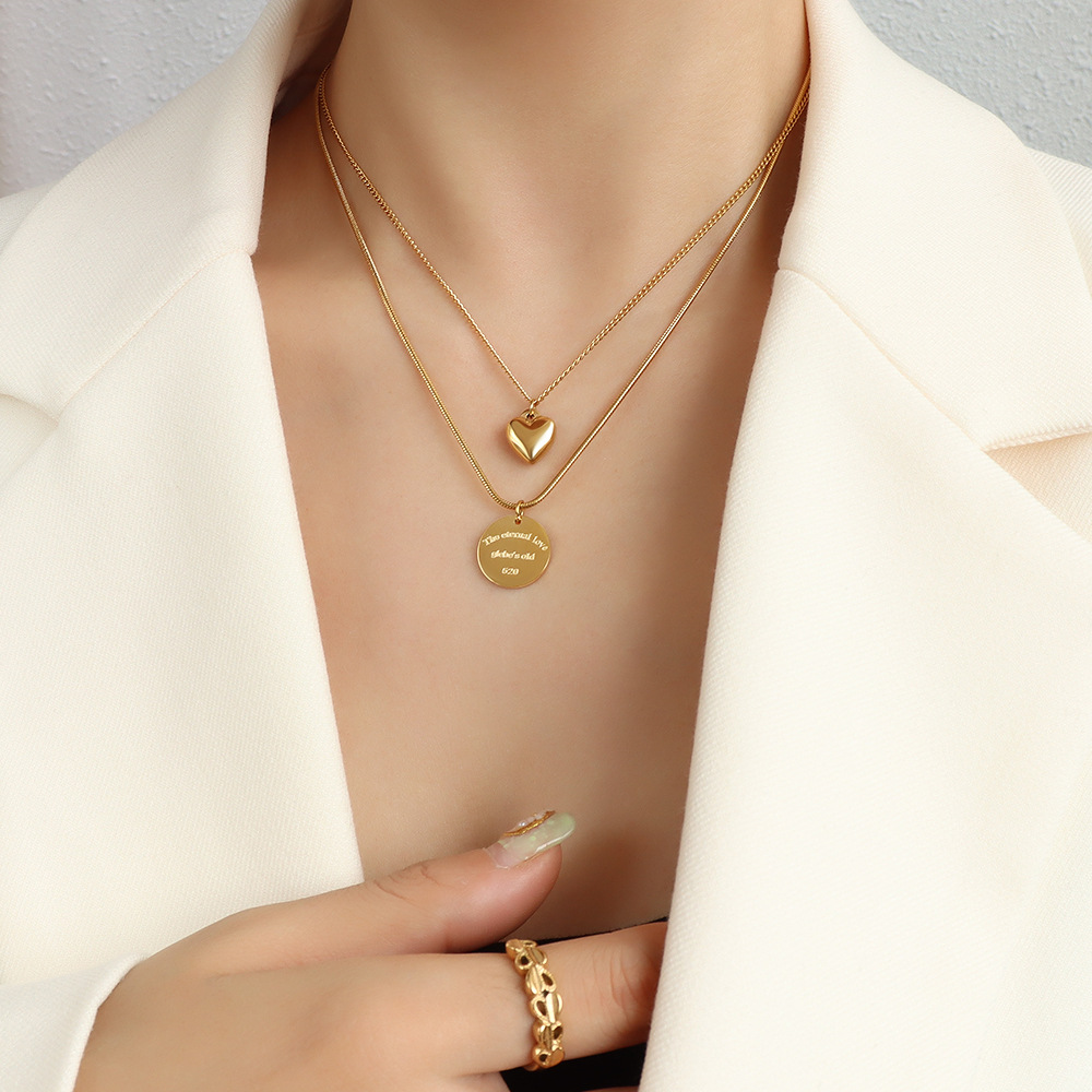 Collier double couche en acier titane et or avec pendentif en forme de cœur rond et chaîne de clavicule de style français Marka_voghion.com