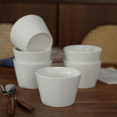 日本式のシンプルな陶磁器のコーヒーの豚油の白い手は杯の豚の口の杯の主人の杯の白い磁器の花の杯のラテの杯の広い口を握ります。