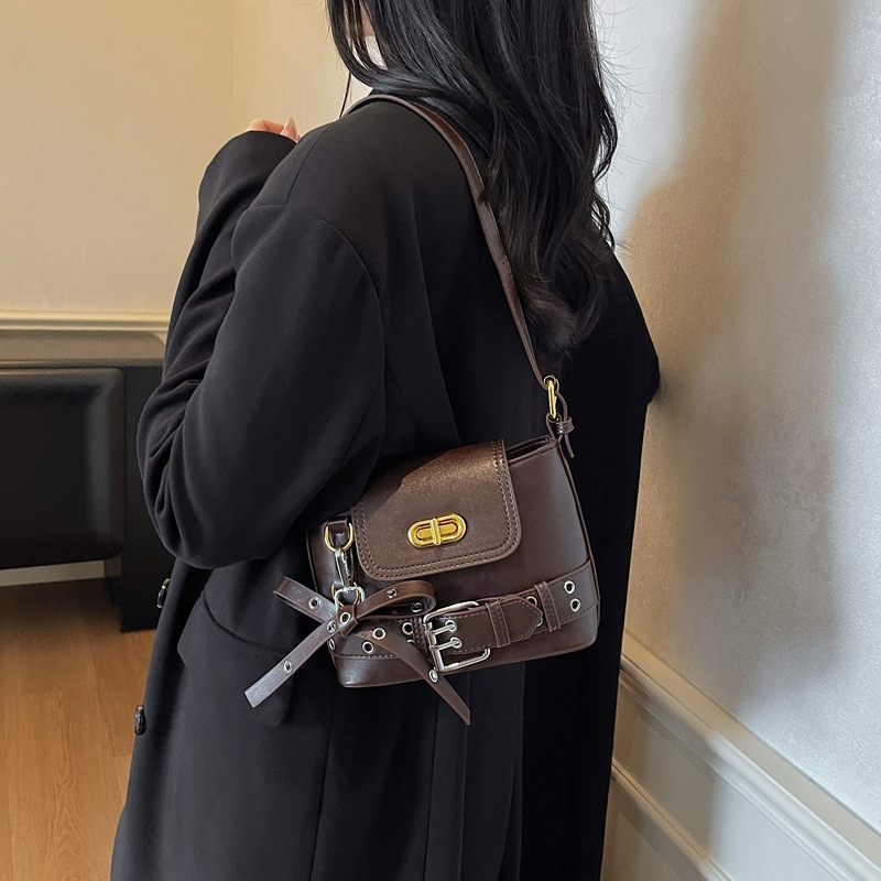 Transfronterizos retro locomotora cool viento brazo bolso para mujeres otoño / invierno 2025 nuevo estilo caliente bolso de hombro universal bolso de mochila de moda