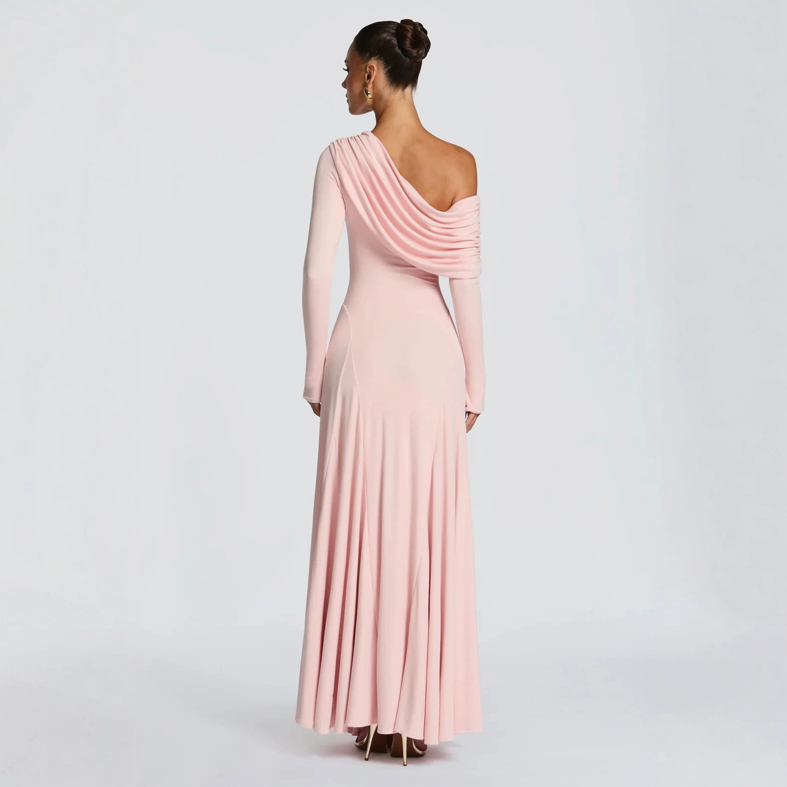 2026 mujeres europeas y estadounidenses transfronterizas hombros inclinados mangas largas cuello swing vestido plegado vestido de cintura sólida vestido delgado al por mayor image 4