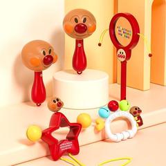 手でアンパンマンの砂ハンマーを握って、手で鈴を鳴らします。