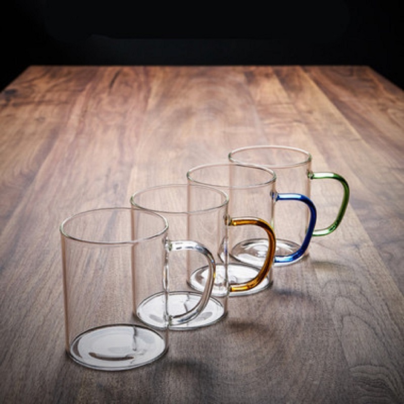 Taza de agua de mango de color recto de borosilicato al por mayor de fábrica con mango taza de té verde transparente de vidrio engrosado de una sola capa para el hogar