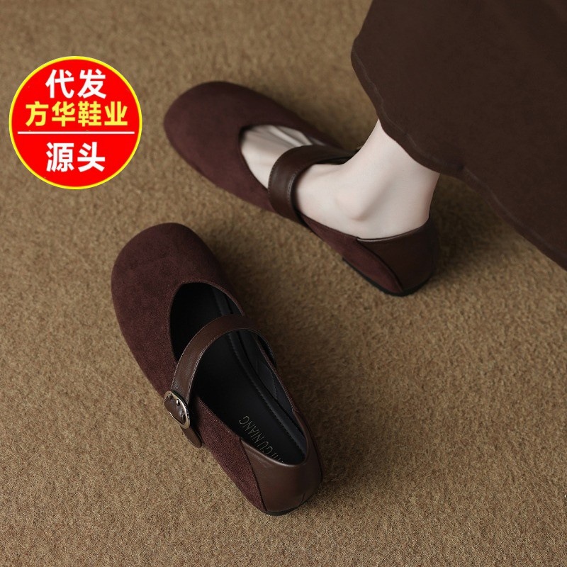 2026 verano retro coreano de color sólido hebilla casual interior de altura retro boca ligera universal zapatos de tacón único