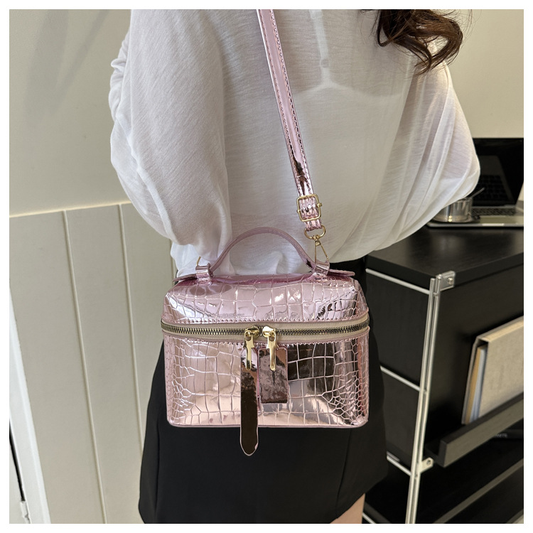 Women's Medium All Seasons Pu Leather Solid Color Streetwear Square Zipper Shoulder Bag Handbag Bucket Bag display picture 1