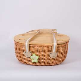 田园风双手提织带柳编餐篮椭圆形蜜糖色户外用品餐篮松木桌子