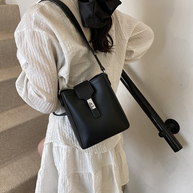 Bolso de moda coreano 2025 primavera y verano nuevo bolso femenino casual con patrón de lichi bolso de hombro en vivo mismo bolso de mensajero