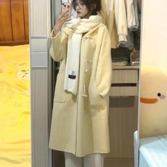 高級感のある黄色のラシャのコートの女性の中の長さの2024春秋の服は帽子の小さい子の牛の角のボタンの毛のコートです。