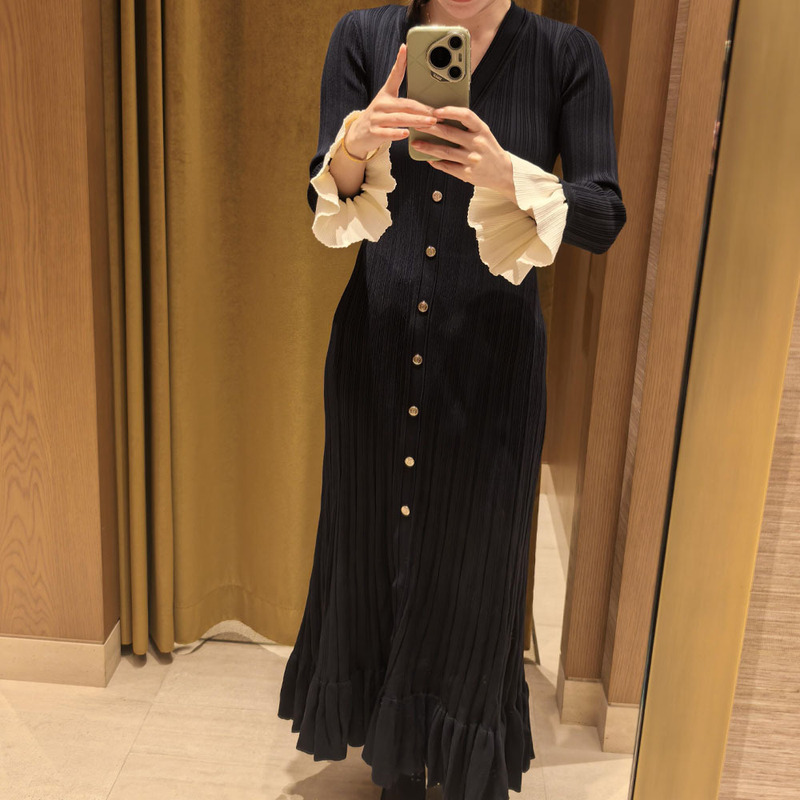 S Brand 2025 New Women's Fashion Elegant Contrasting Color Bell Sleeve V-Neck Long-Sleeve Long Knit Dress S Brand 2025 New Women's Fashion Elegant Contrasting Color Bell Sleeve V-Neck Long-Sleeve Long Knit Dress