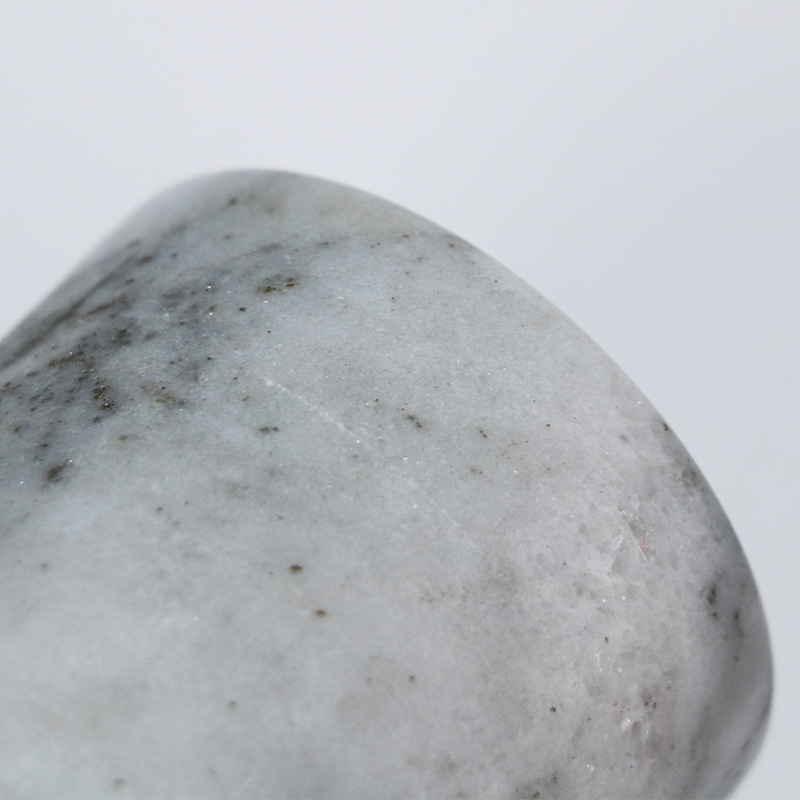 ����ֱ������ʯ��������ɫ����ʯ�κͺ������ϵ���ƿ�ҾӰڼ�