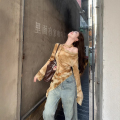 不規則で、肩の長袖tシャツを染めています。女性の秋のデザイン感があります。