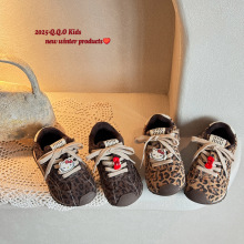 QQO童鞋 2025冬款儿童豹纹加绒运动鞋卡通挂饰复古女童真皮德训鞋