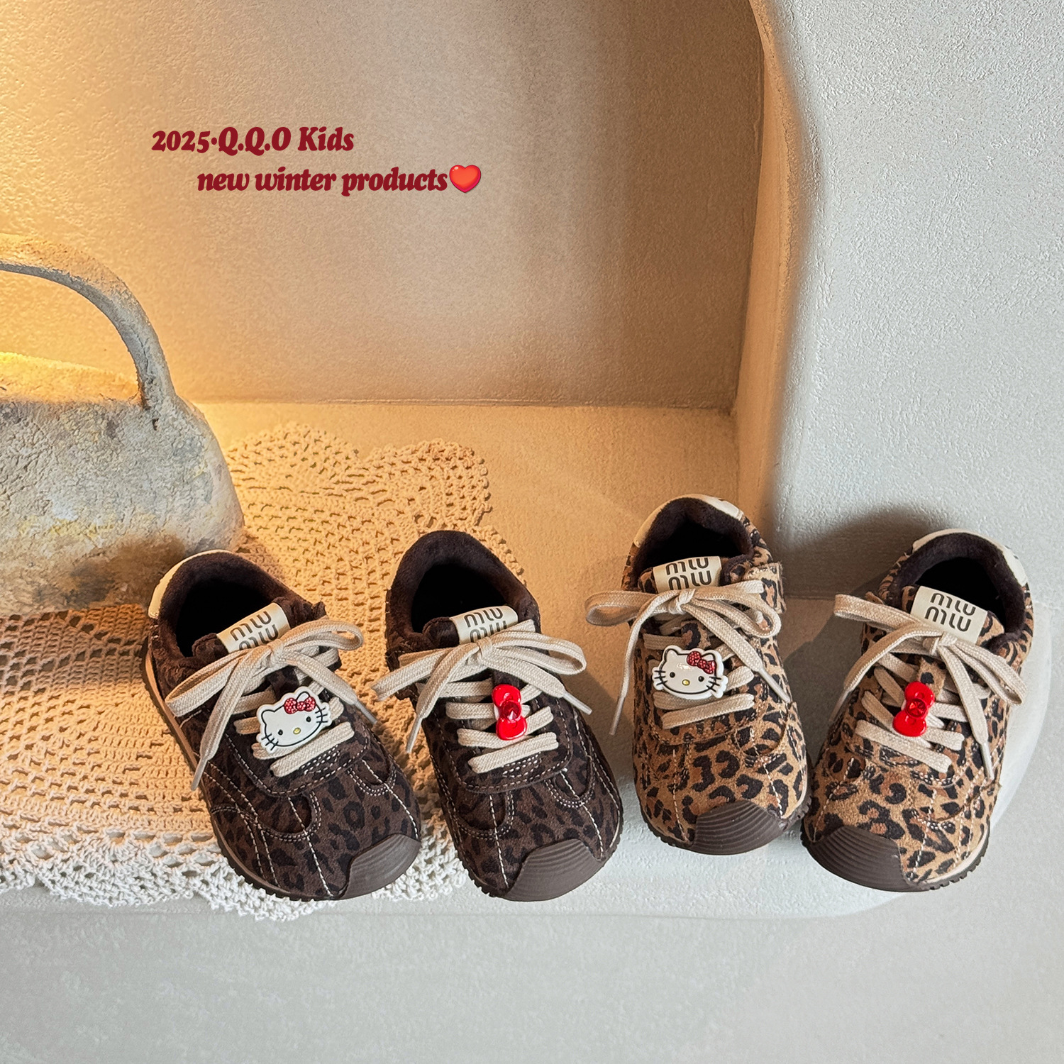 QQO童鞋 2025冬款儿童豹纹加绒运动鞋卡通挂饰复古女童真皮德训鞋