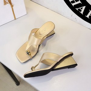 6725-2 European and American style square head metal buckle clip toe middle heel flip flops for women's outdoor wea