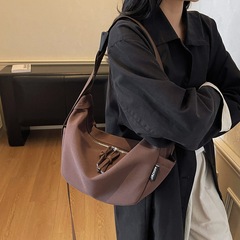 大容量斜挎包女个性新款休闲通勤单肩包轻便运动尼龙斜挎饺子包女
