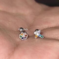 カラーの円形のピアスは寝ます。