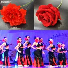 女儿花傣族舞蹈表演出道具手拿嘴咬红色牡丹花邵仿真玫瑰花语